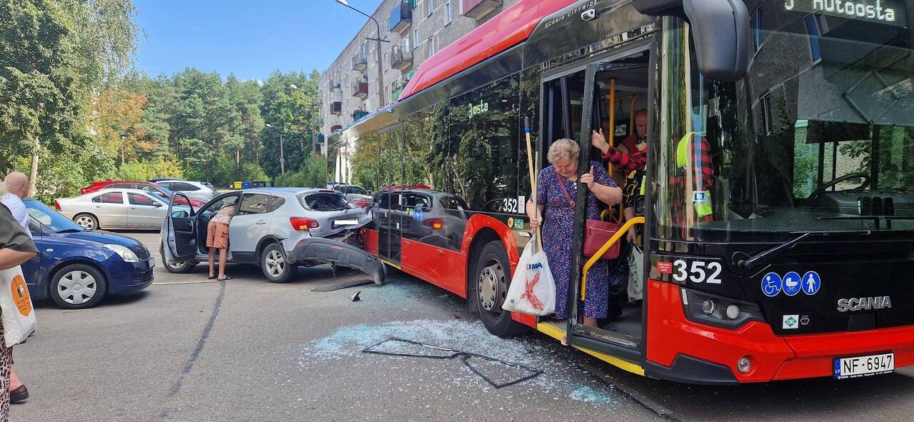 ДТП на ул. Зелинска: рейсовый автобус столкнулся с легковой машиной