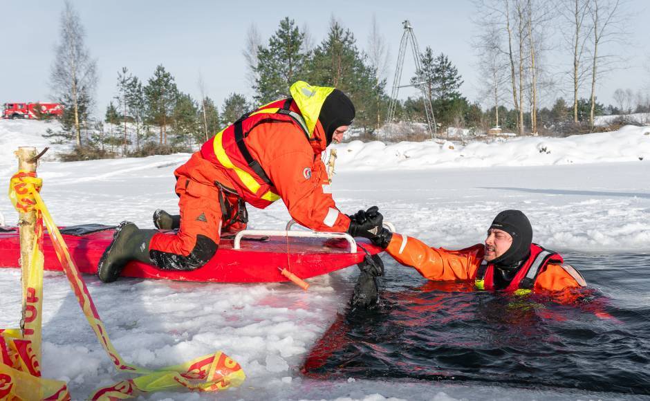 Сотрудники ГПСС на котловане в Ругелях напомнили о правилах безопасного поведения на замерзших водоемах
