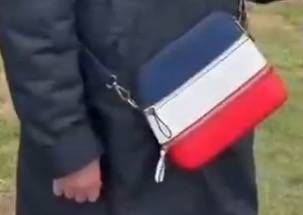 «Это флаг РФ? - Нет, это Tommy Hilfiger!» В Саласпилсе полиция остановила женщину из-за расцветки сумки (ВИДЕО)