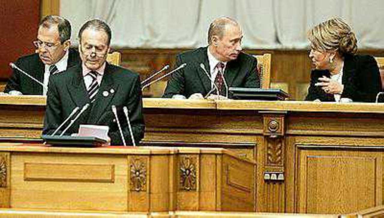 На трибуне - граф Петр Шереметев. В президиуме - Сергей Лавров, Владимир Путин и Валентина Матвиенко.