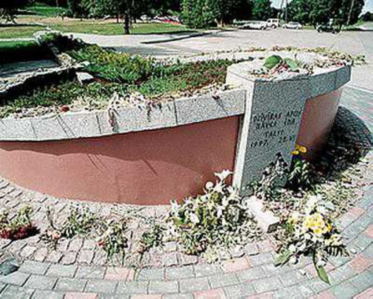Памятник жертвам талсинской трагедии.