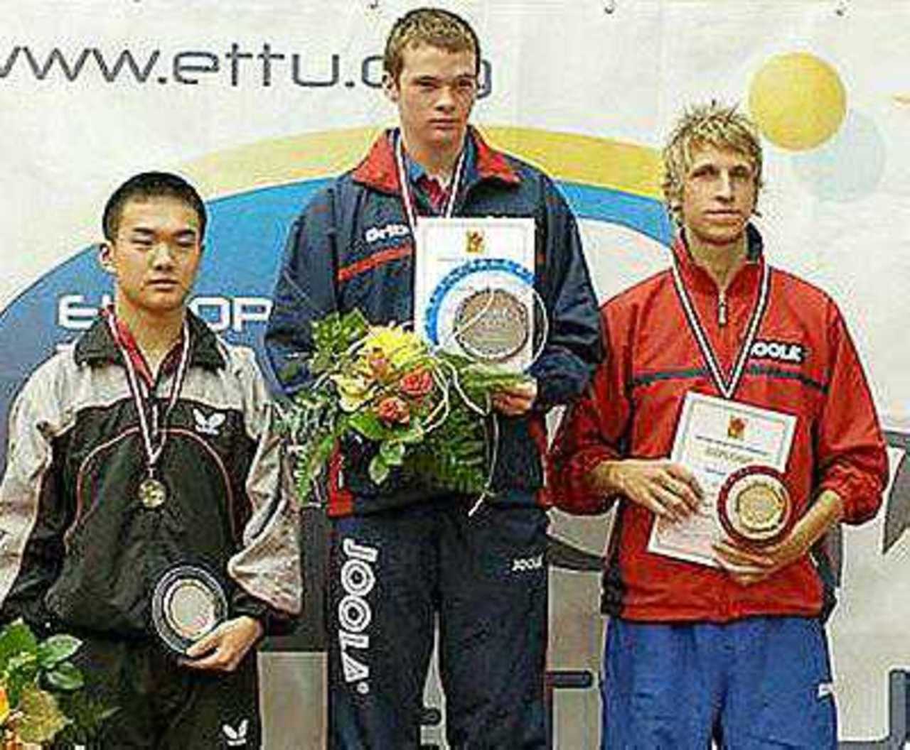 На пьедестале почета - призеры Europe Junior Top-12. Справа - талантливый лиепайчанин Матис Бургис.