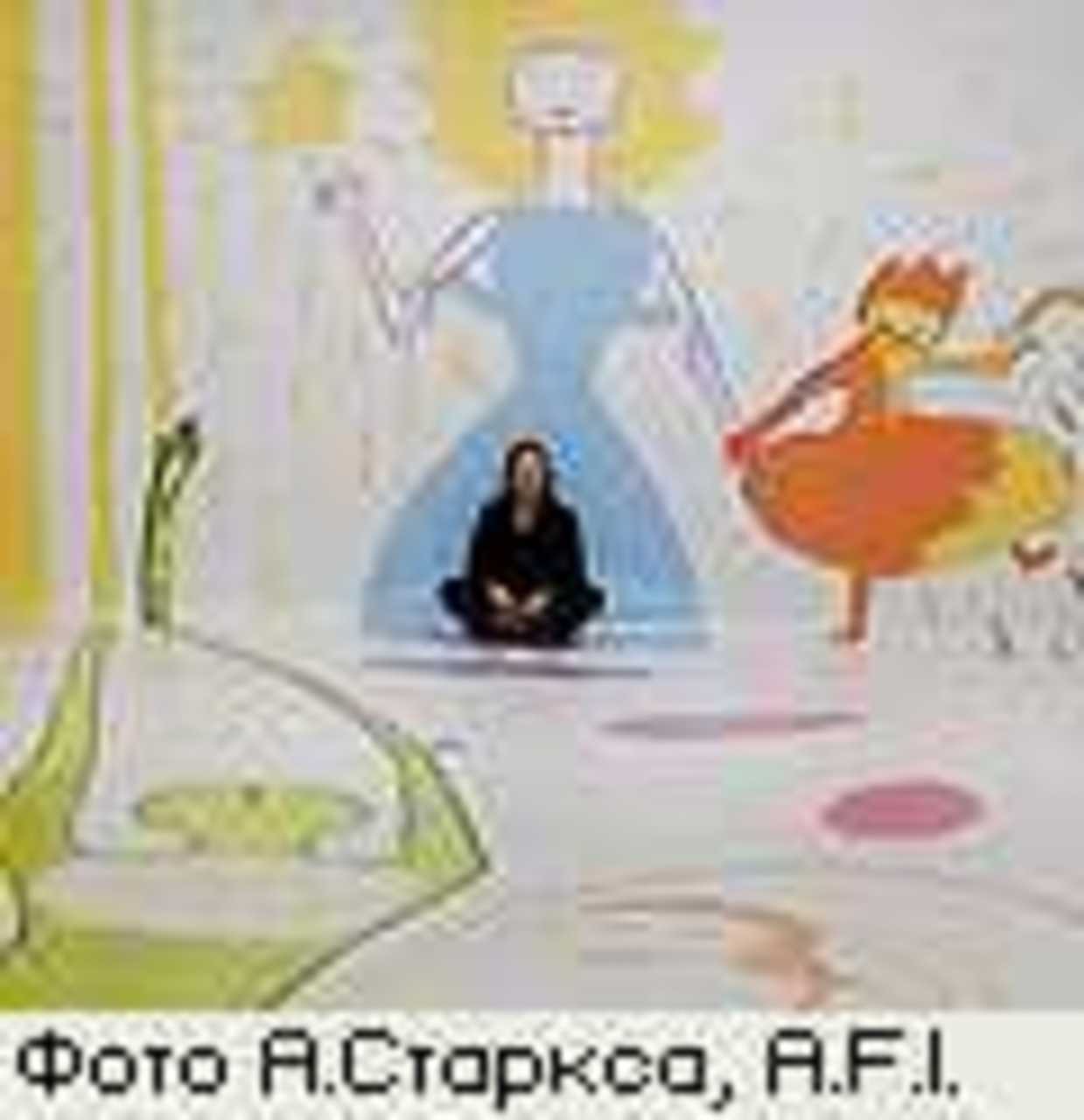 Айя Зариня отдыхает на своих полотнах. Это роспись на светлом линолеуме.