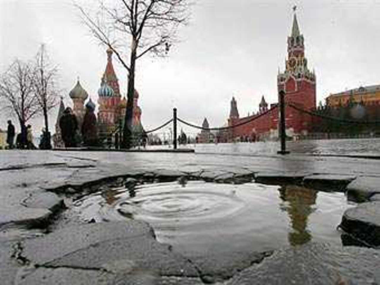 Лужа близ Красной площади в Москве, январь 2007 года. Фото AFP