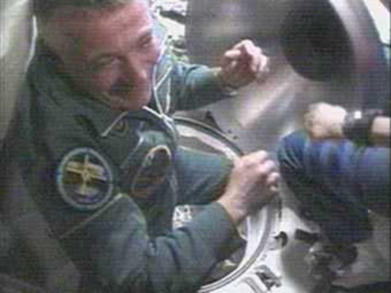 Федор Юрчихин входит на МКС. Кадр NASA TV