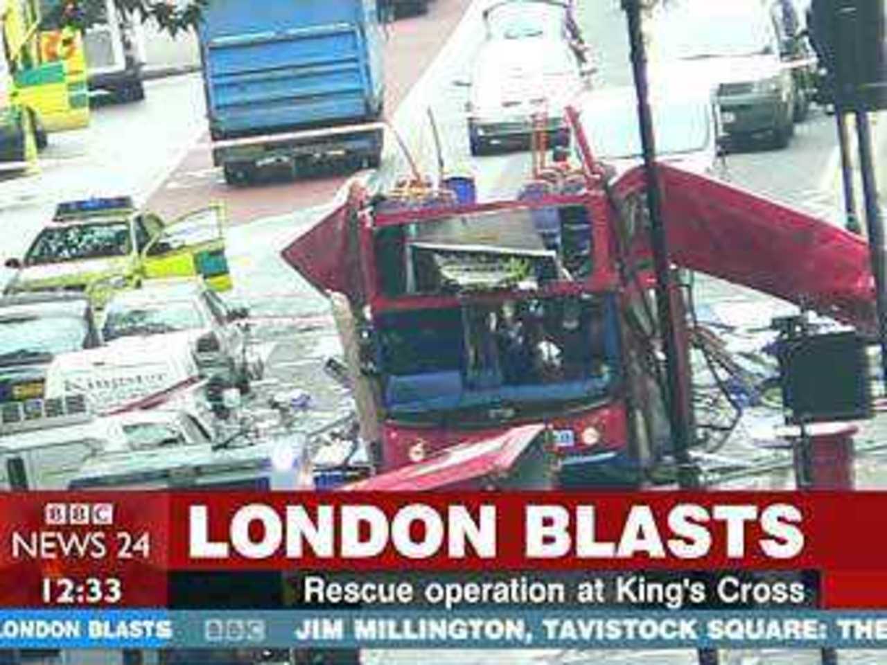 Взорванный автобус в Лондоне. Кадр BBC News, июль 2005 года