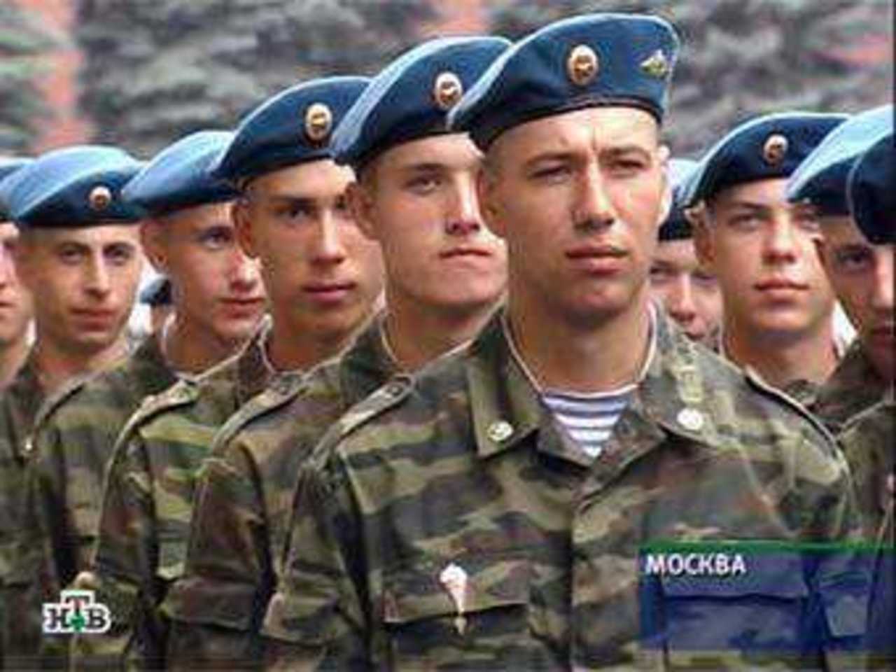 "Голубые береты" на Красной площади в Москве. Кадр НТВ, архив lenta.ru