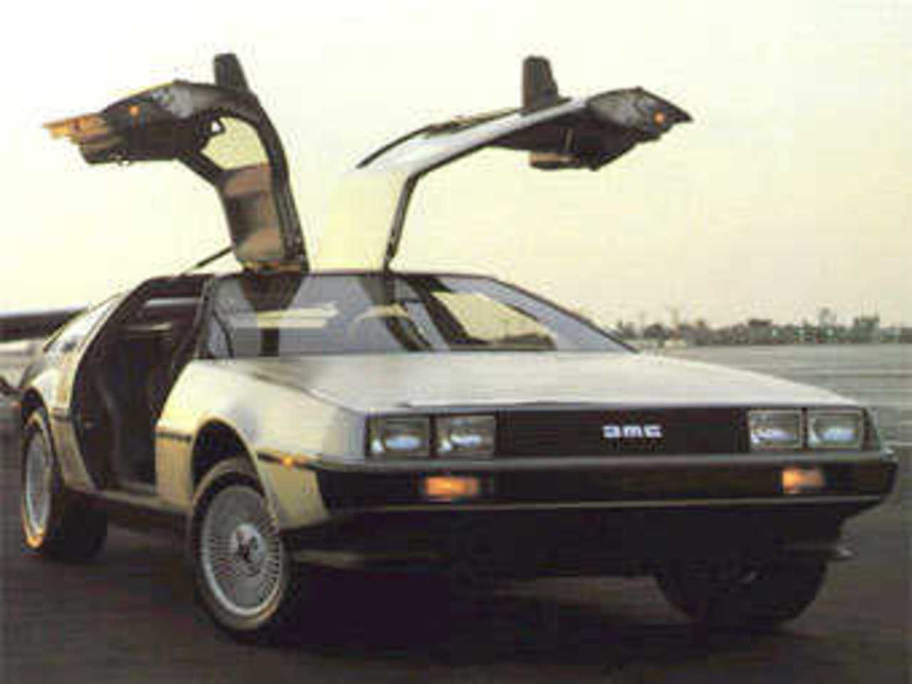 DeLorean DMC 12. Фото DeLorean