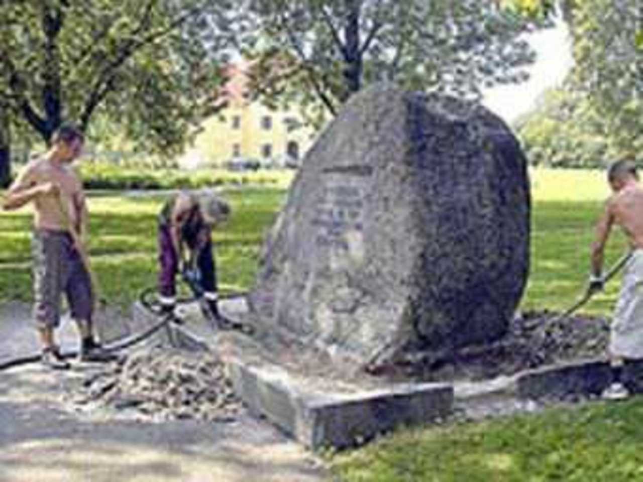 Памятник советским воинам в Бауске. Фото с сайта bauskasdzive.lv.