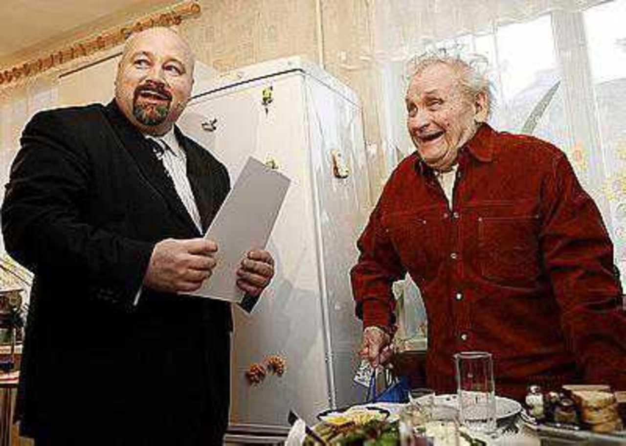 Василий Кононов принимает поздравления.