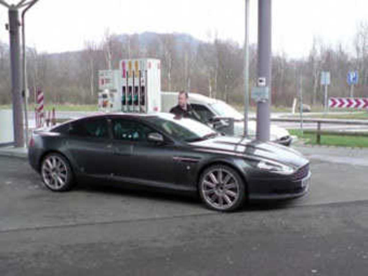 Aston Martin Rapide. Фото с сайта worldcarfans.com