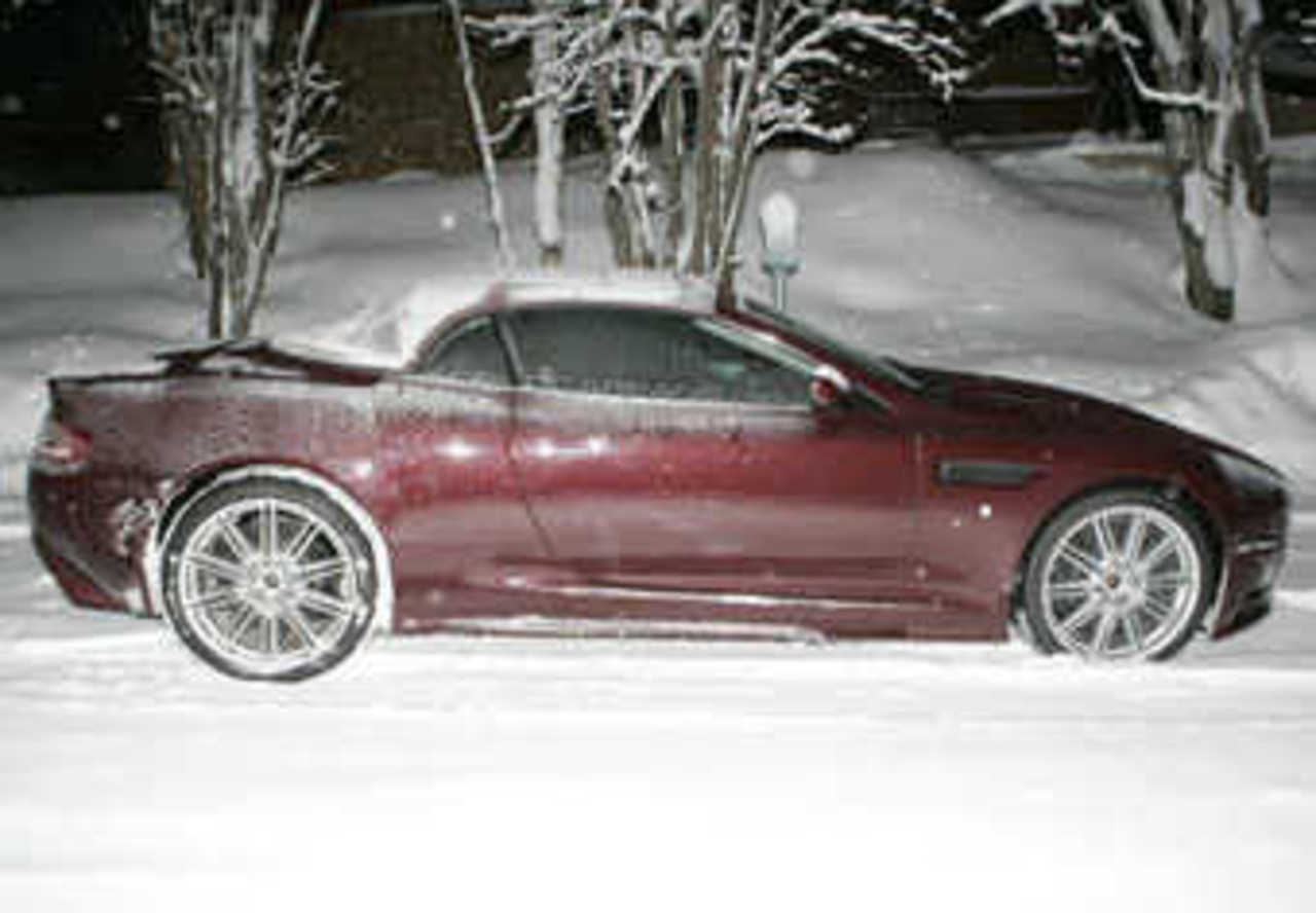 Aston Martin DBS Volante. Фото с сайта worldcarfans.com