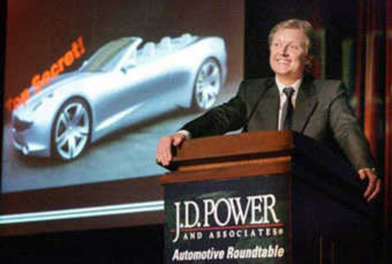 Хенрик Фискер и кабриолет Fisker Karma. Фото с сайта worldcarfans.com