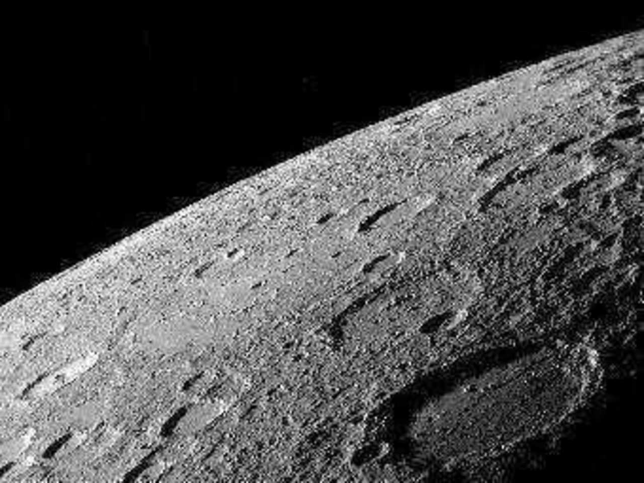 Поверхность Меркурия, вид с аппарата "Мессенджер". Фото NASA/APL.