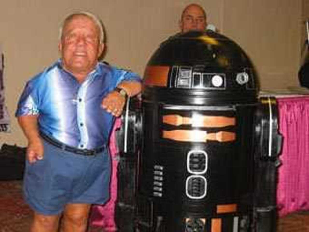 Кенни Бейкер и модель R2-D2. Фото с сайта evan.org