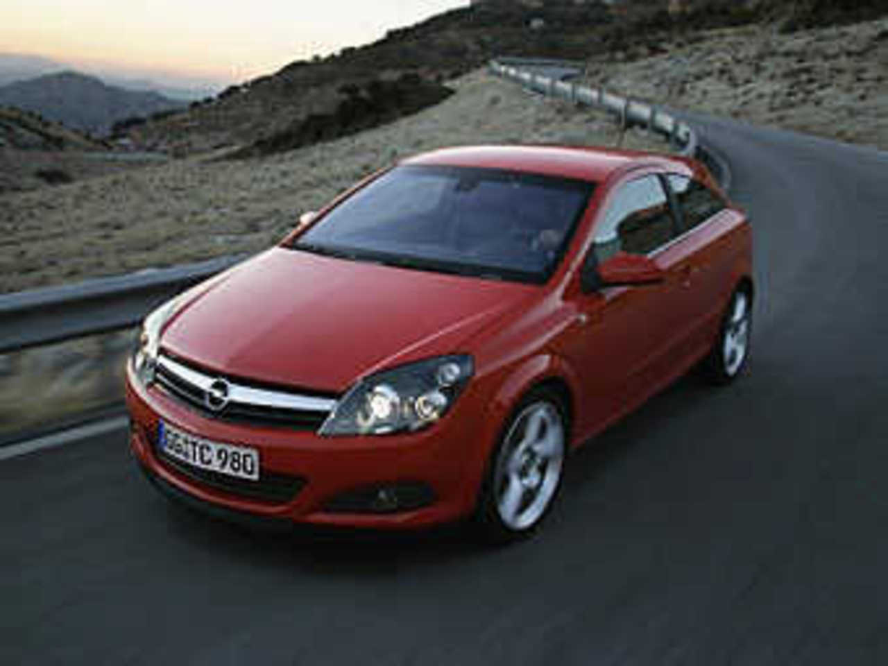 Opel Astra GTC. Фото Opel