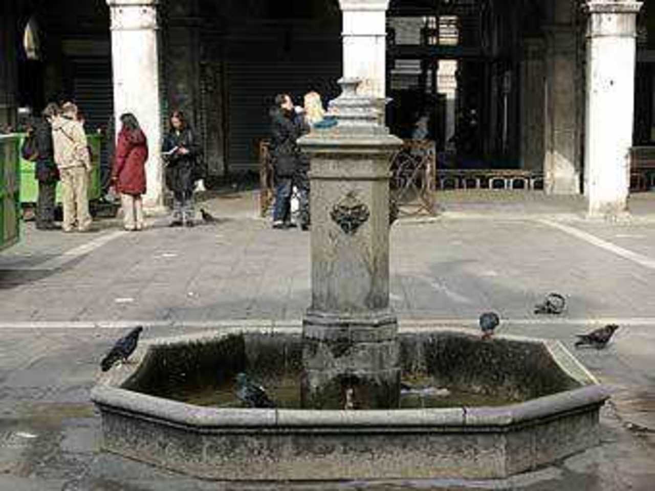 Фонтан в Венеции. Фото Nino Barbieri с сайта wikipedia.org