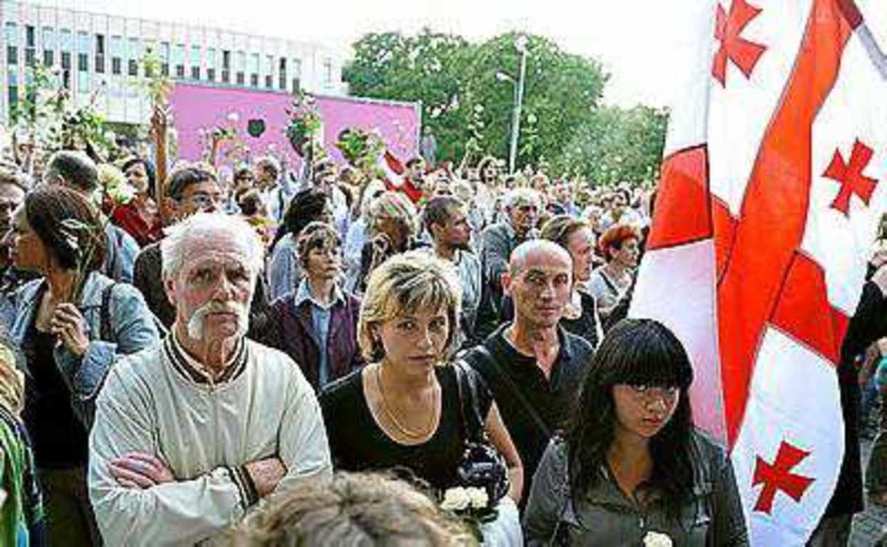 Нелатыши против Саакашвили, а местные «патриоты» - против России.  Фото LETA.