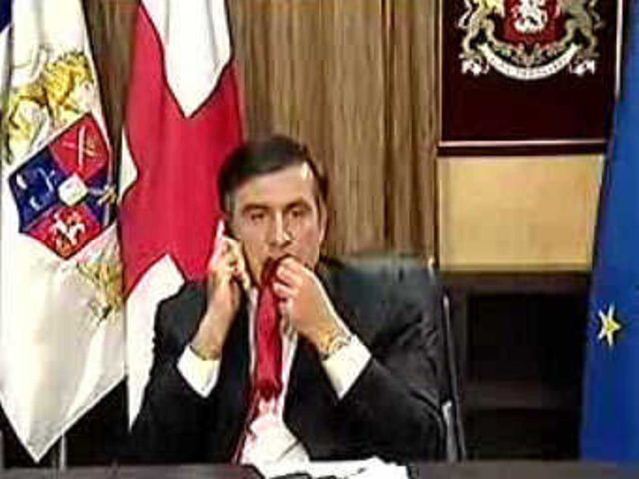 Михаил Саакашвили, жующий галстук в эфире BBC