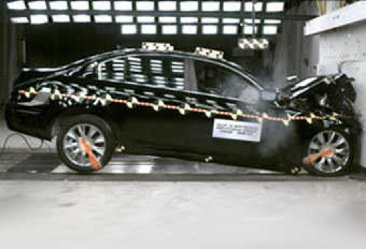 Краш-тест Hyundai Genesis. Фото с сайта safercar.gov