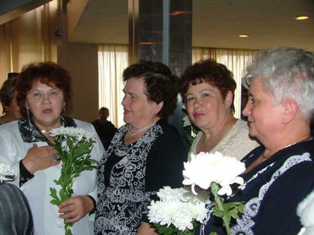 На фото: Валентину Нипан поздравляют коллеги-«химики»
