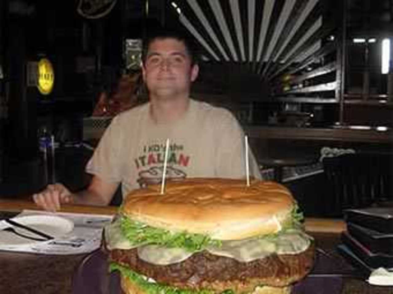 Брэд Шулло с гигантским гамбургером. Фото с сайта dennysbeerbarrelpub.com