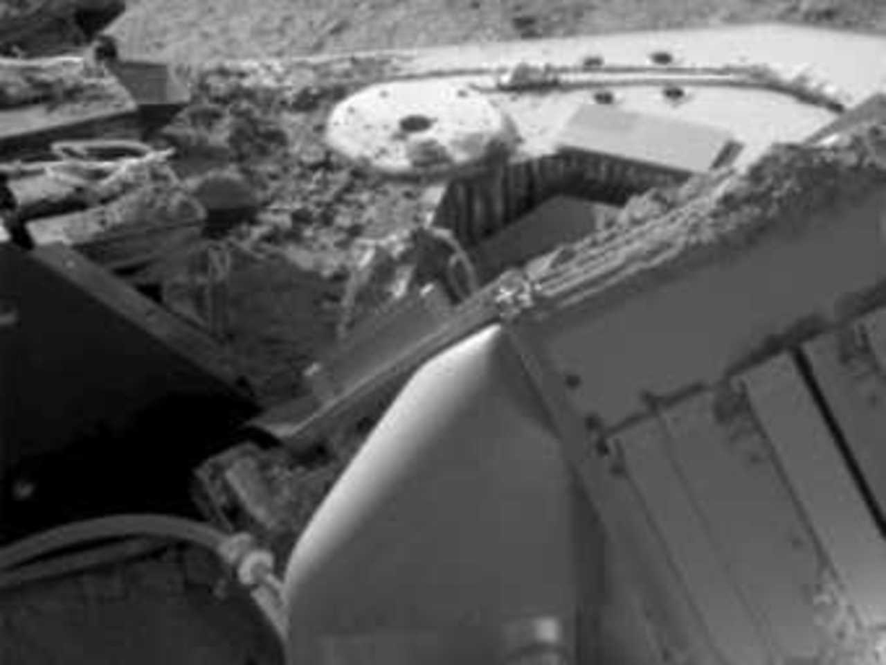 Почва на поверхности инструментов "Феникса". Фото NASA/JPL-Caltech/University of Arizona/Max