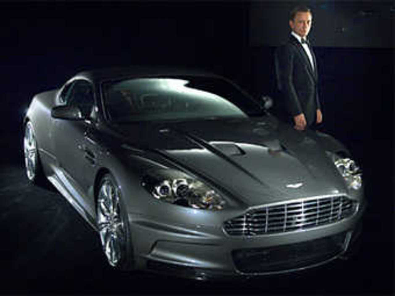 Дэниель Крэйг и Aston Martin DBS. Фото компании Aston Martin