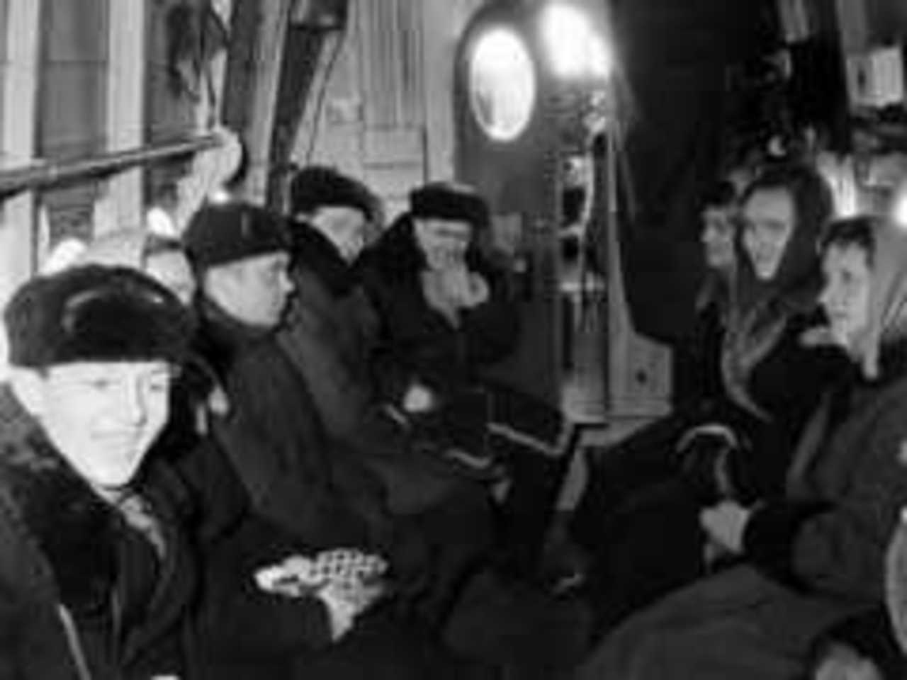 Пассажиры первого рейса самолёта маршрута "Рига – Резекне" (фотография из архива музея).