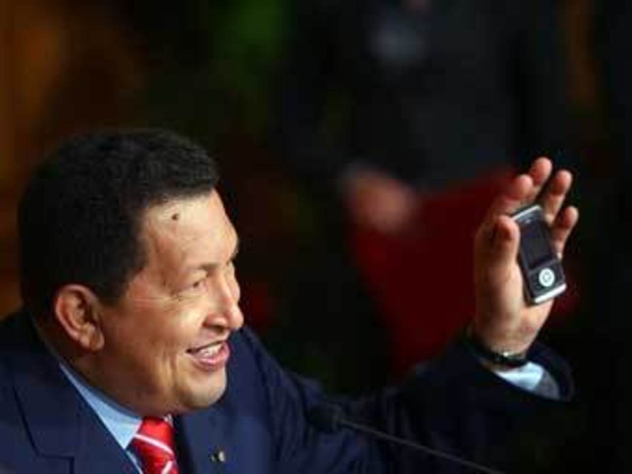 Уго Чавес с "El Vergatario" в руках. Фото пользователя ¡Que comunismo! с сайта flickr.com