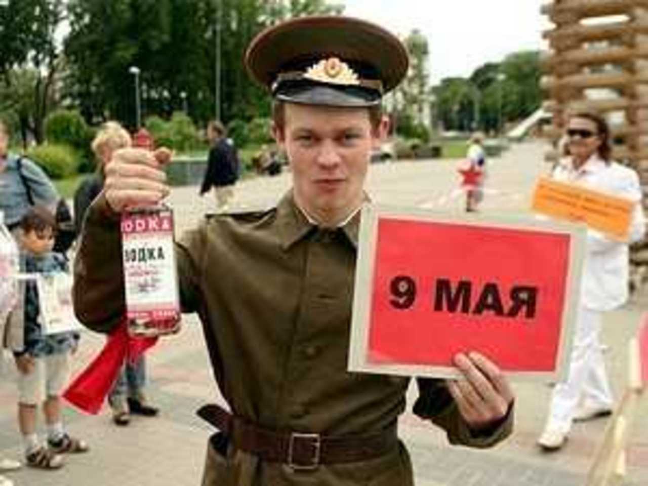 Член одной из националистической организаций Латвии, демонстрирующий "атрибуты 9 мая". Фото Д.Сульжица, NovoNews