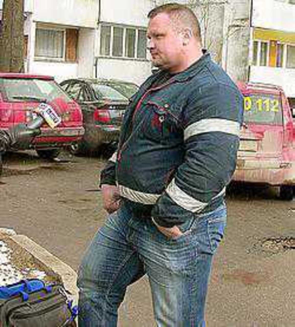 Агрис Казельник на месте ДТП рассказывает журналистам подробности аварии: «Если бы понадобилось, я этот «гольф» одной бы рукой перевернул!» Фото автора
