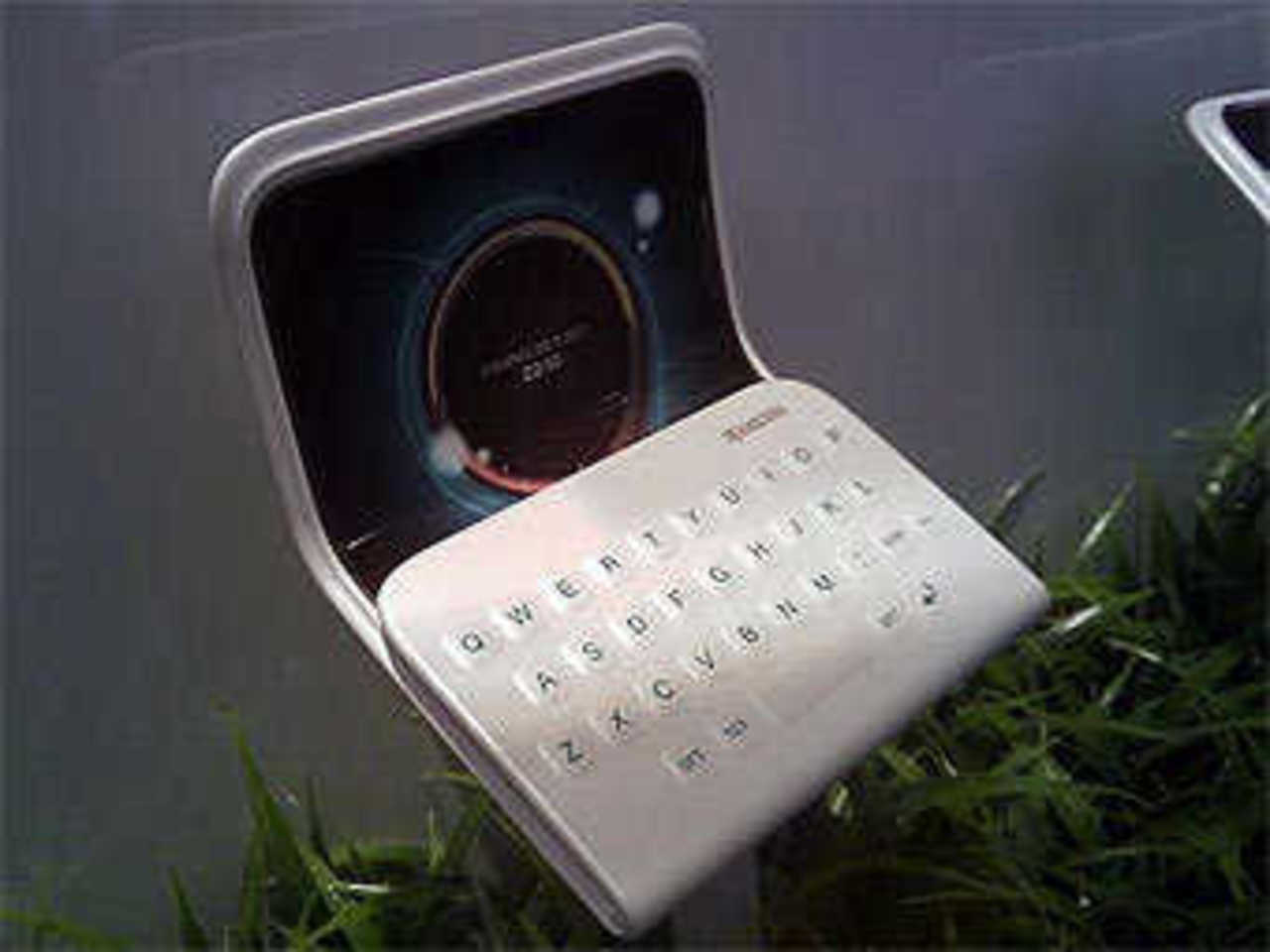 Kyocera EOS. Фото с сайта engadget.com