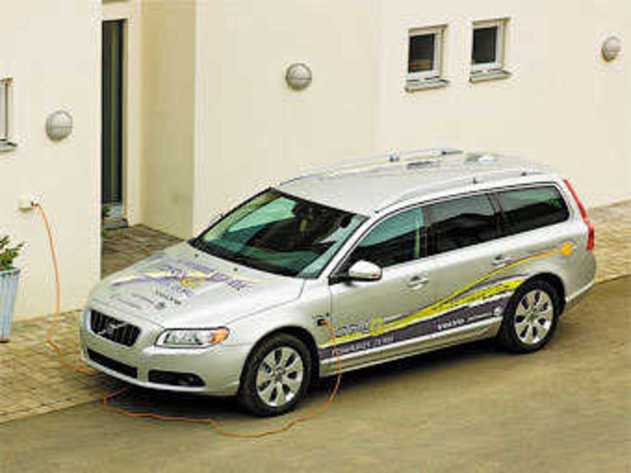 "Подзаряжаемый" гибрид Volvo V70. Фото Volvo