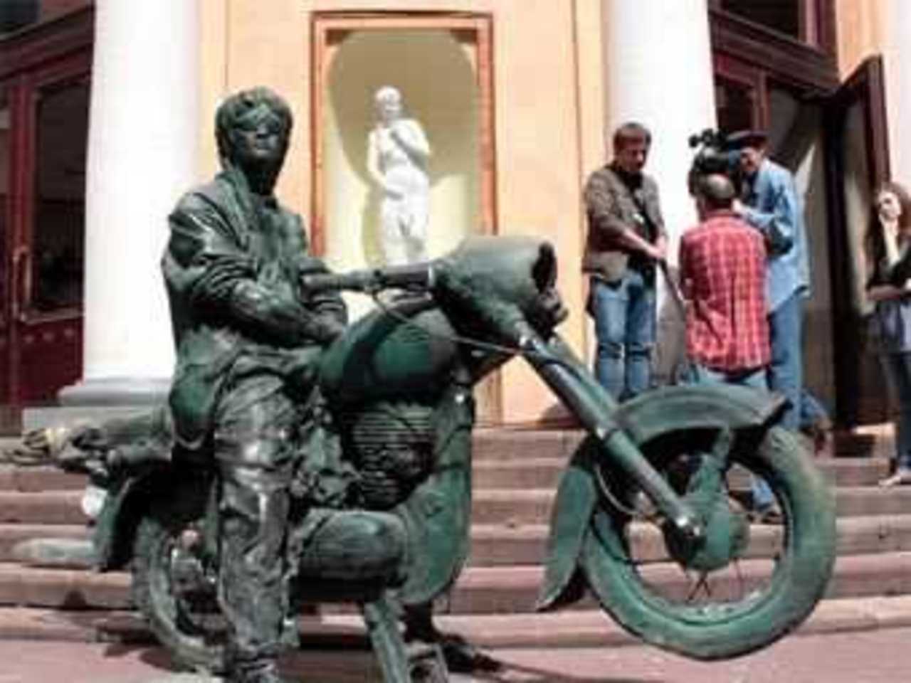 Скульптура Цоя в Санкт-Петербурге. Фото Валентина Илюшина, "Фонтанка.Ру"