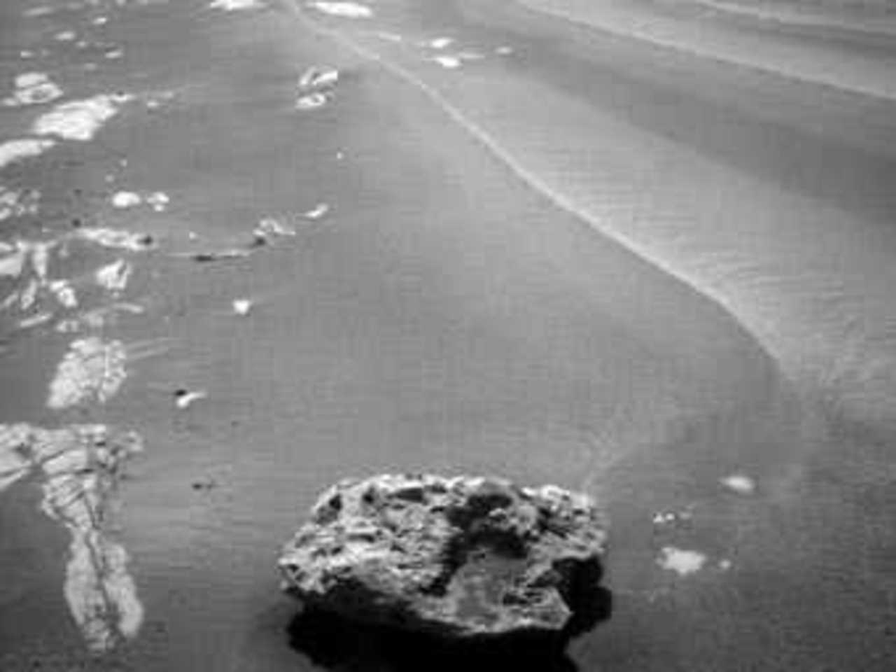 Объект, найденный марсоходом Opportunity. Фото NASA/JPL-Caltech