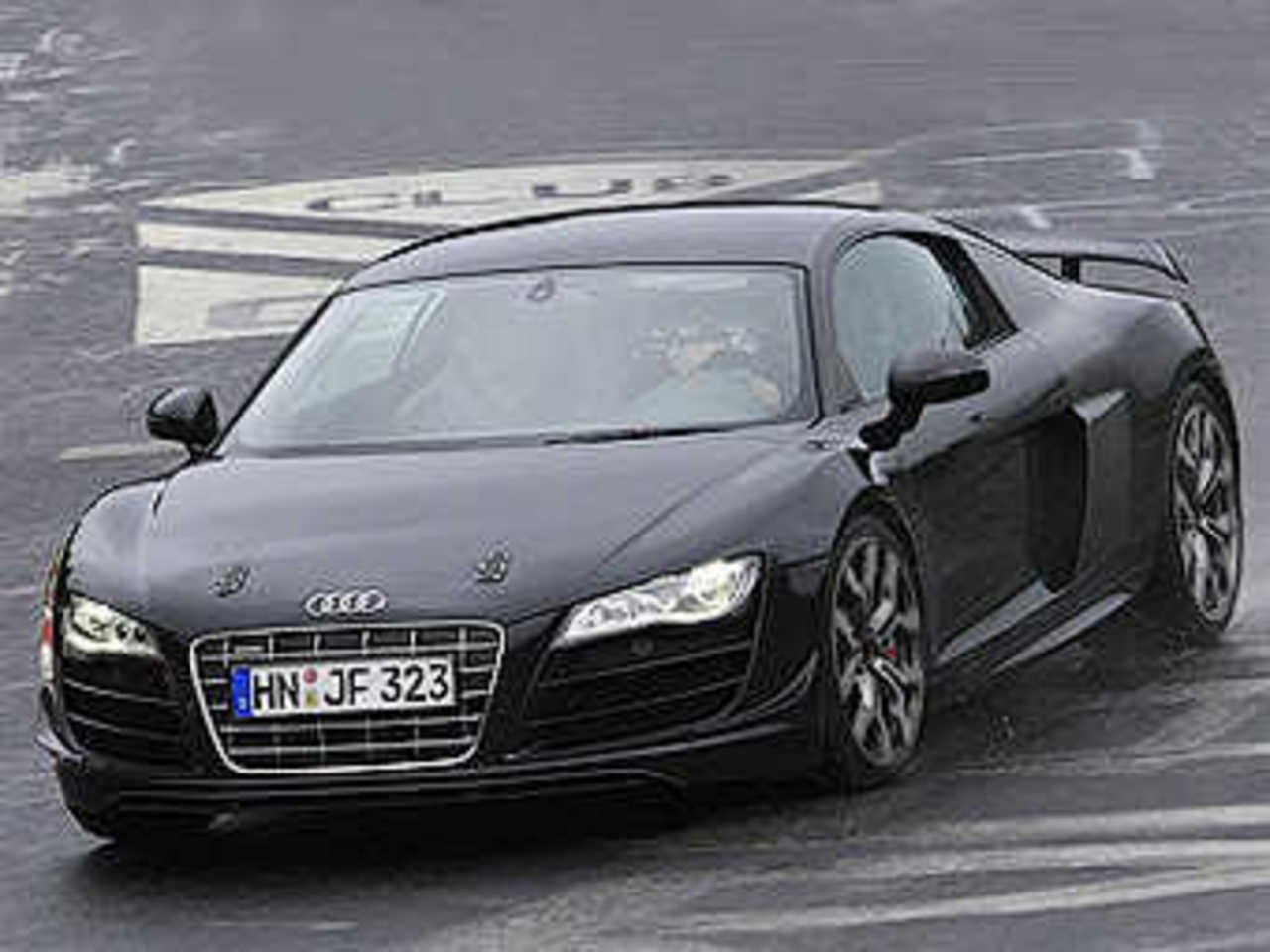 Шпионские фотографии новой версии Audi R8. Фото с сайта autocar.co.uk