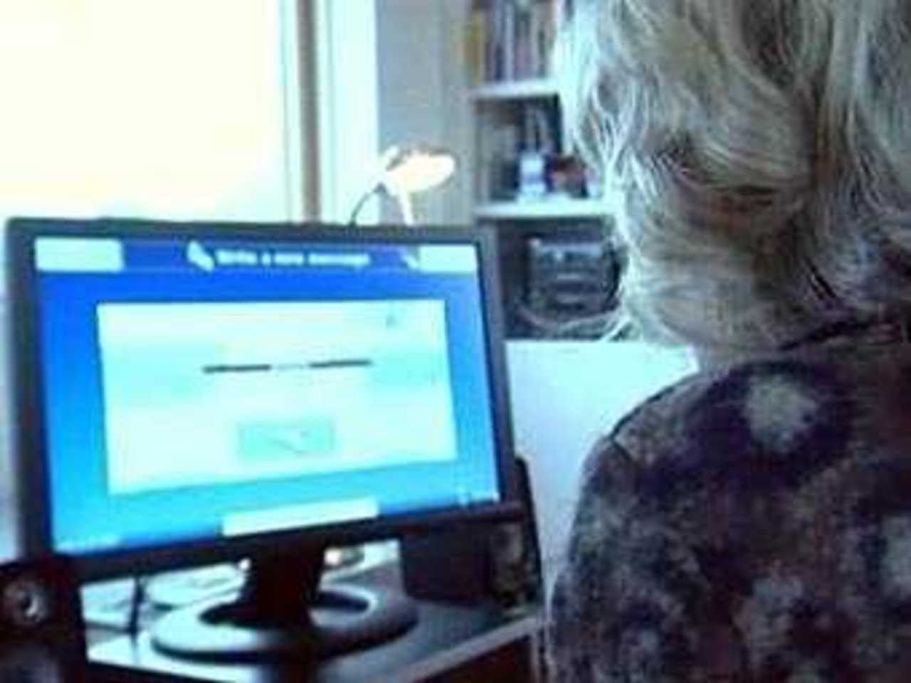 Пожилая британка работает с SimplicITy. Кадр BBC News