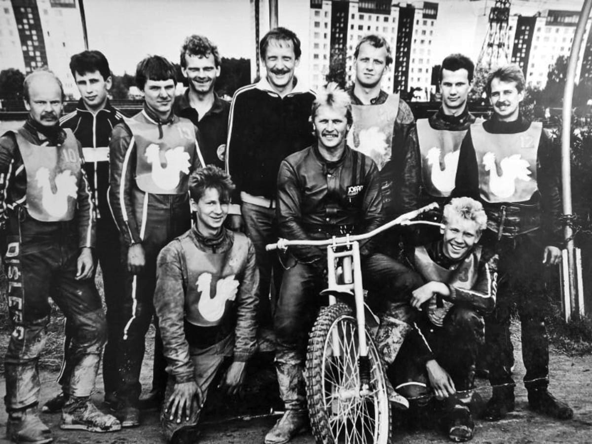 Команда «Целиниекс» в конце 1980-х: Я.Дышлерс, В.Папакуль, Н.Добумс, Ю.Янсонс (внизу), А.Кушелс, В.Отто (тренер), А.Земжанс (на мотоцикле), А.Менде, А. Матисанс, Г.Буковскис (внизу), Г. Фелдманис.