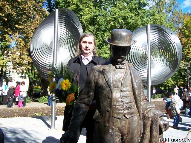Скульптор Таратынов и его творение.