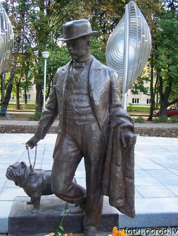 Памятник П. Дубровину.