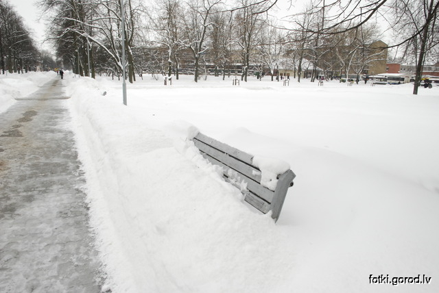 Скамейку засыпало снегом