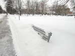 Скамейку засыпало снегом