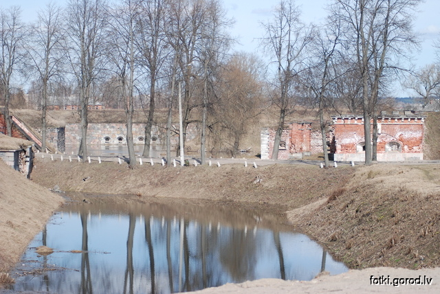 Даугавпилсская крепость весной (2011)