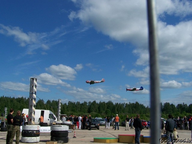Drag Race июнь 2007. Самолеты над полем.