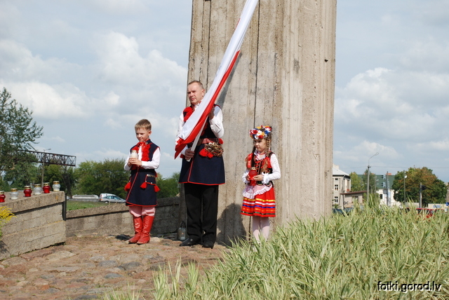 Возложение цветов к Мемореальному кресту польским солдатам