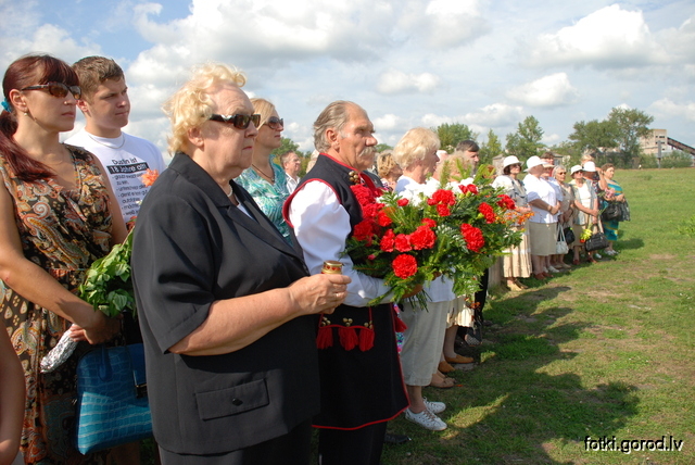 Возложение цветов к Мемореальному кресту польским солдатам