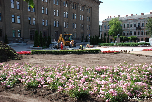 Ремонт площадки возле ДУ (лето 2011)